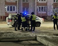 На улице Великого Новгорода мужчина устроил «голое дефиле»