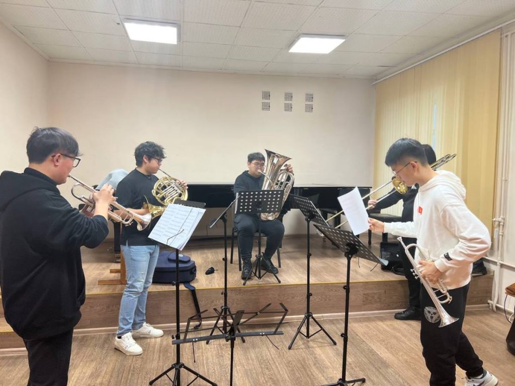 юные музыканты. музыкальные картинки. виталий петров фортепиано. дети с музыкальными инстр. дети играющие на инструментах.