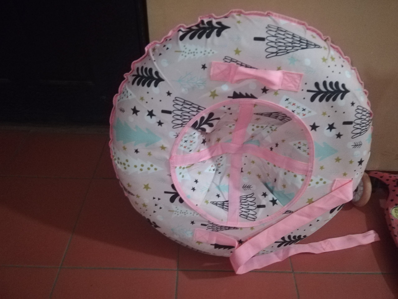 В Туле парень переломал ребра, катаясь привязанным на тюбинге к машине