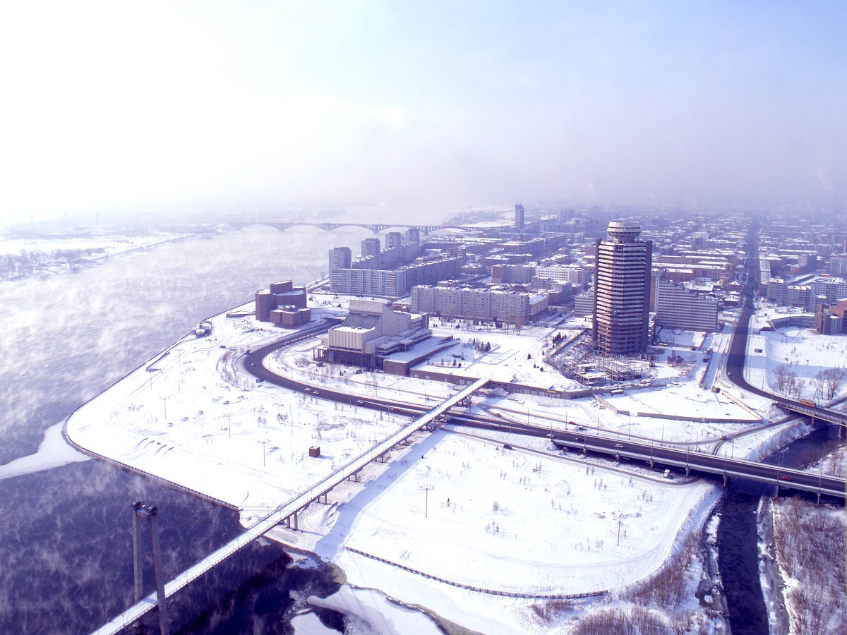 Девушка выпала из окна 15 этажа во время вечеринки в Красноярске