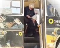 Кондуктор на Урале силой выбросила из автобуса пьяную пассажирку