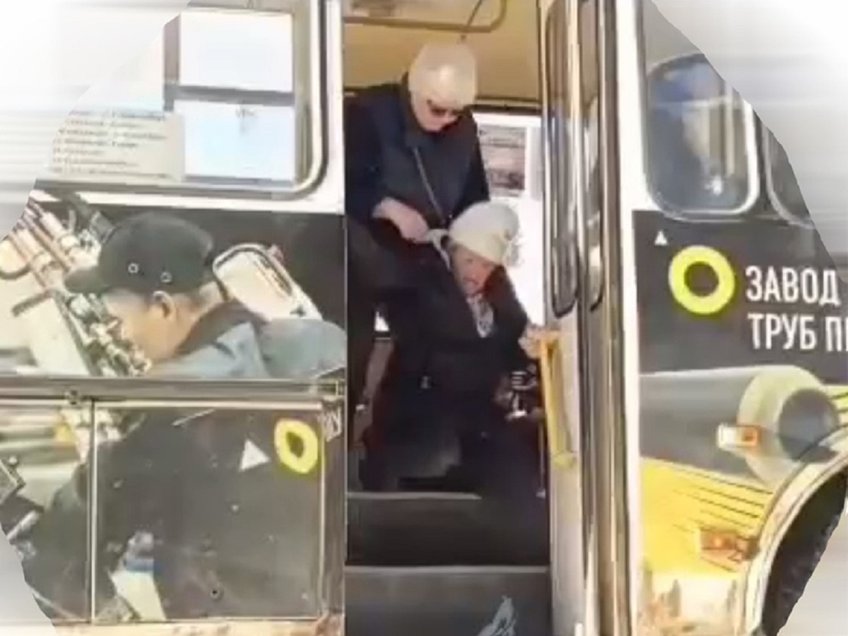 Кондуктор на Урале силой выбросила из автобуса пьяную пассажирку