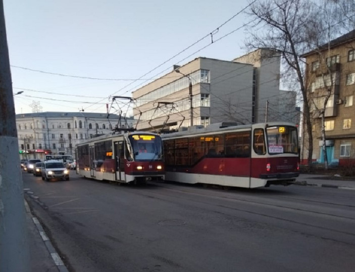 В Туле прямо на трамвайных путях произошло тройное ДТП с легковушками