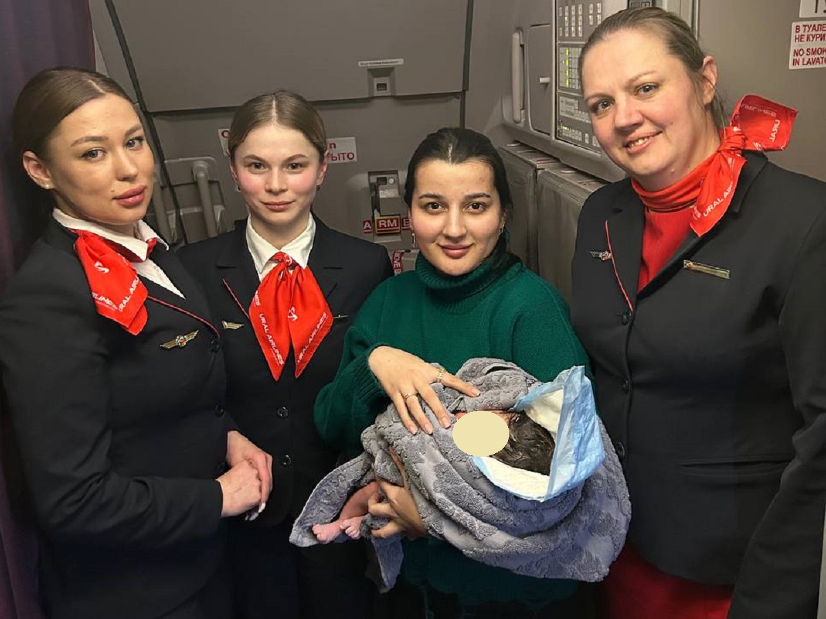 На рейсе «Уральских авиалиний» стюардессы приняли роды у пассажирки