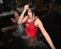 Опасность окунания в прорубь: людям с этими заболеваниями лучше отказаться от крещенской традиции