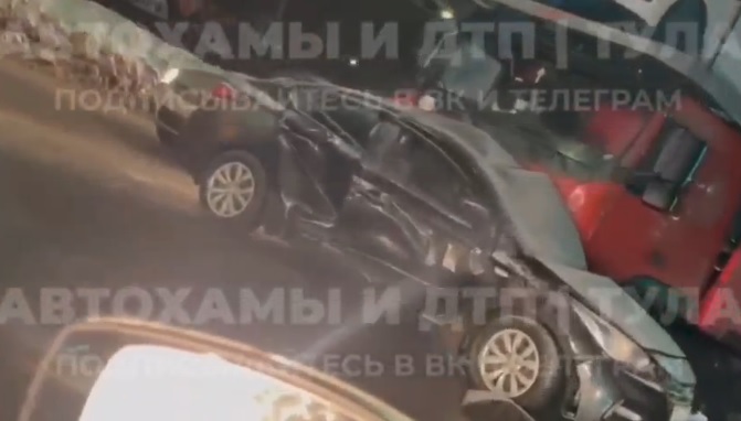 В Туле в аварии с автовозом погибла женщина-водитель Hyundai Solaris