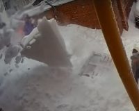 снег с крыши