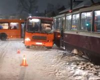 Столкнулись маршрутка и трамвай