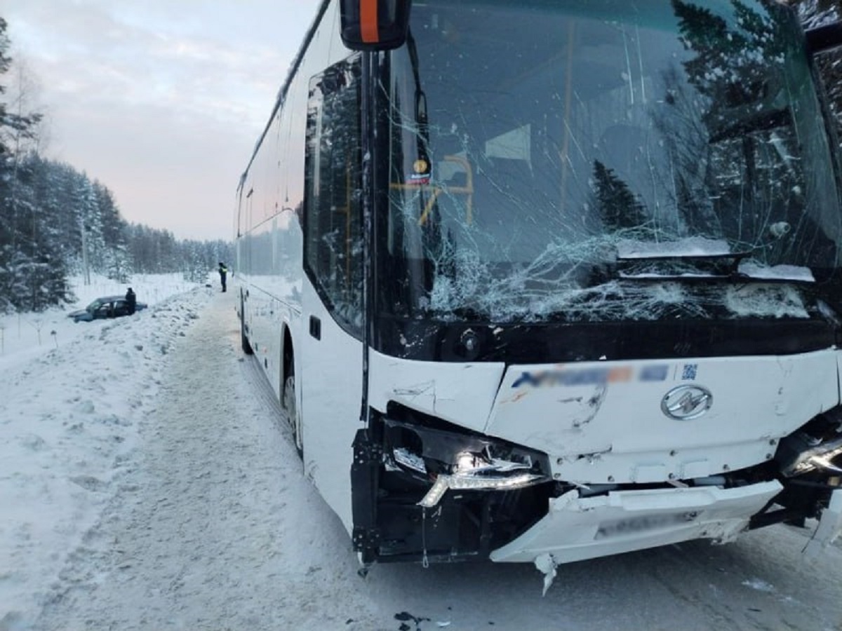 Три человека погибли на трассе в Пермском крае в ДТП с автобусом