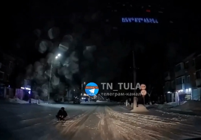 В Тульской области мужчина ночью сел на дорогу и стал грызть семечки