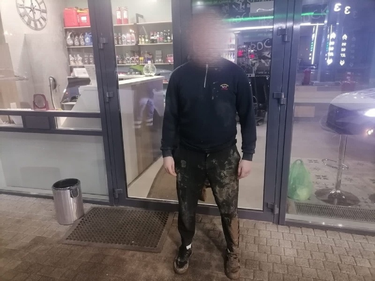 В Астрахани сотрудники ГИБДД задержали пьяного парня на чужой машине