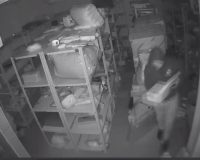 В крестецком пункте выдачи товаров интернет-магазина злоумышленник украл термобельё, наконечник для шланга и прочее