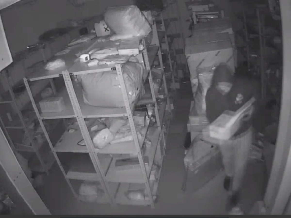 В крестецком пункте выдачи товаров интернет-магазина злоумышленник украл термобельё, наконечник для шланга и прочее