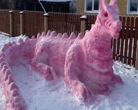 В Рязанской области в Касимовском районе местная жительница слепила снежного дракона