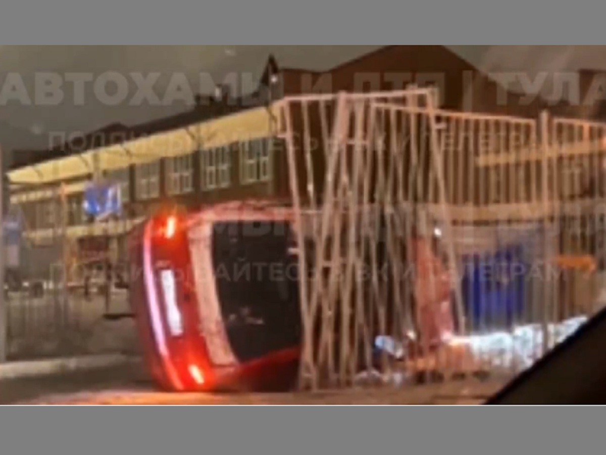 В Туле утром иномарка влетела в ворота школы