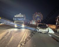 В Тульской области автоледи на легковушке столкнулась с двумя фурами
