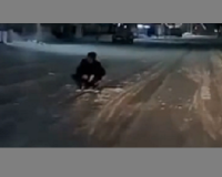 В Тульской области мужчина ночью сел на дорогу и стал грызть семечки