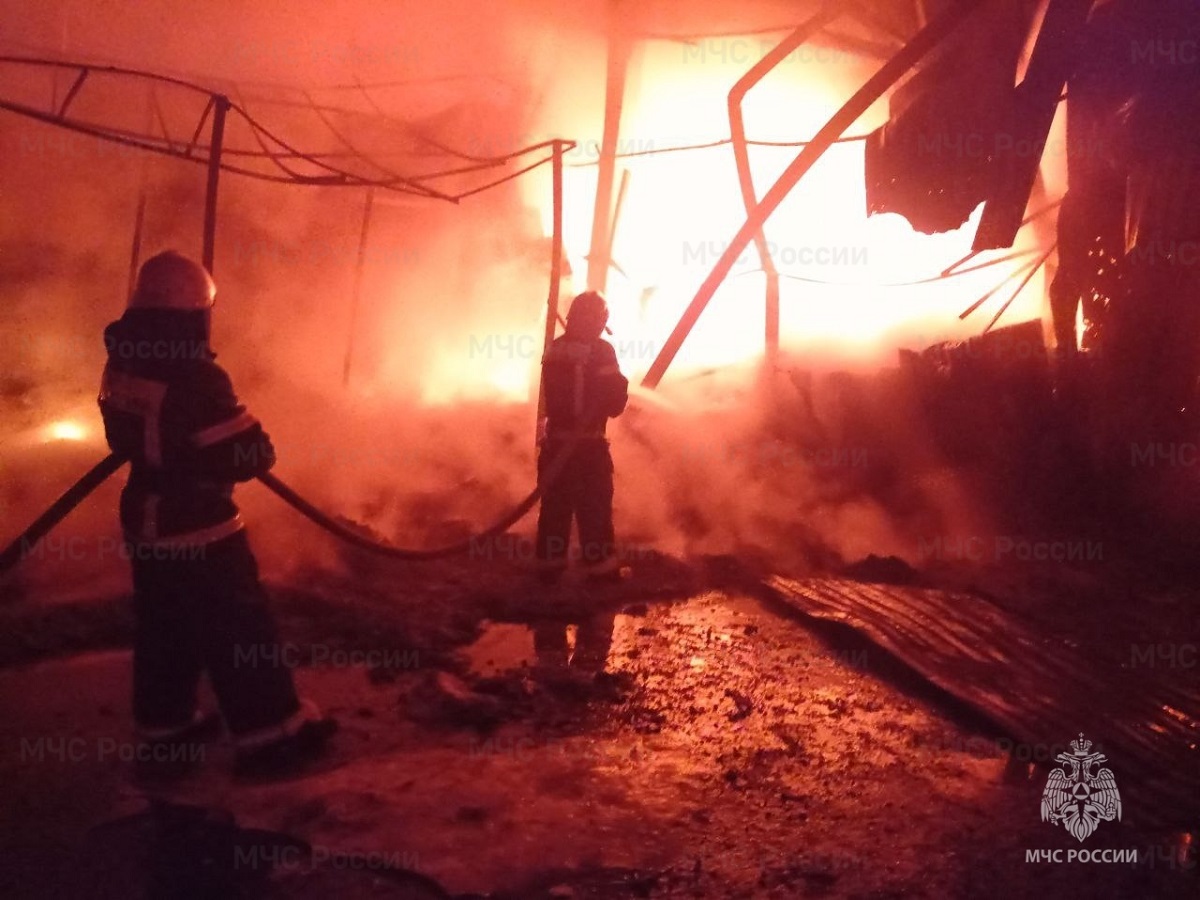 Во Владимирской области горит обувной склад на площади 2500 квадратных метров