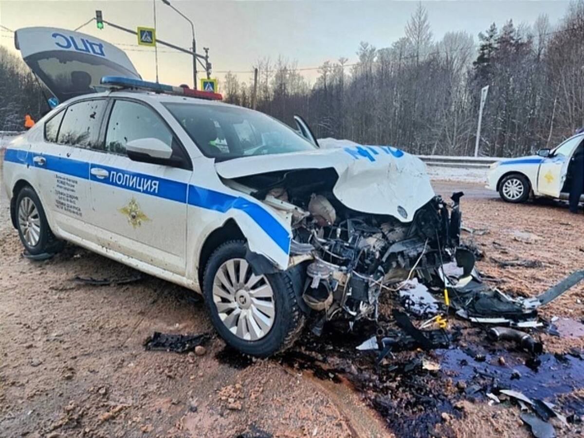 Водитель «Форда» протаранил автомобиль ДПС на новгородской дороге