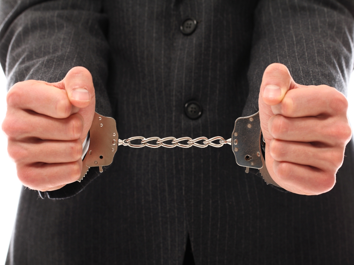 Руки в наручниках. Похищение наручники. Сотрудник полиции в наручниках. Разбой. Алексей маруткин брянск вор.