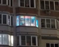 Житель Великого Новгорода Кульчицкас в новогоднюю ночь вывесил на окне гирлянду с надписью не «С Новым годом!», а «Слава Украiнi!»