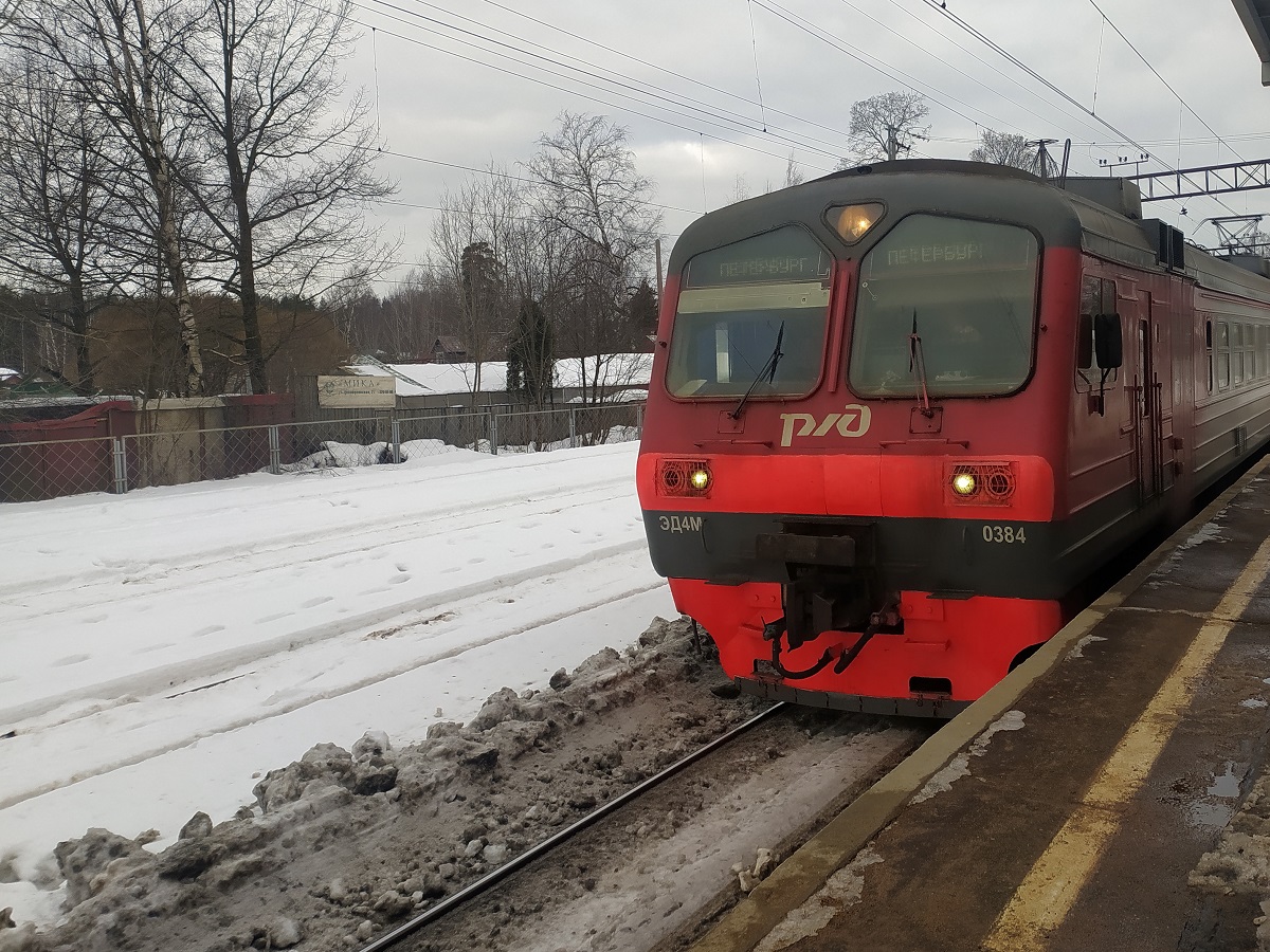 Жителя Екатеринбурга с 5-летней дочерью высадили из поезда в мороз