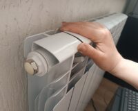 В Кинешме парень сломал батарею в подъезде и шейку бедра дедушке