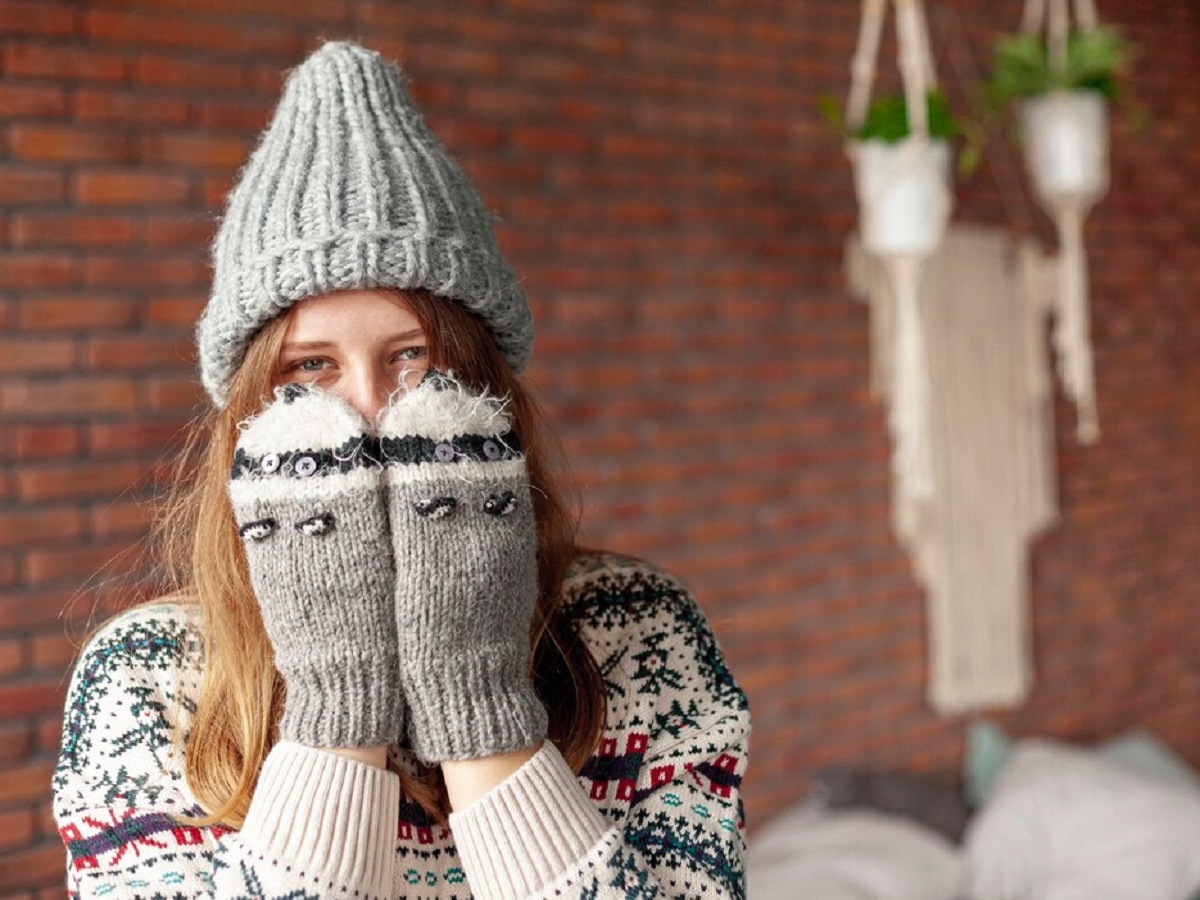 Холодно в доме. Почему человек холодеет. Холодные батареи. Согреть руки. Когда человек мерзнет какая причина.