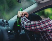 мужик в машине