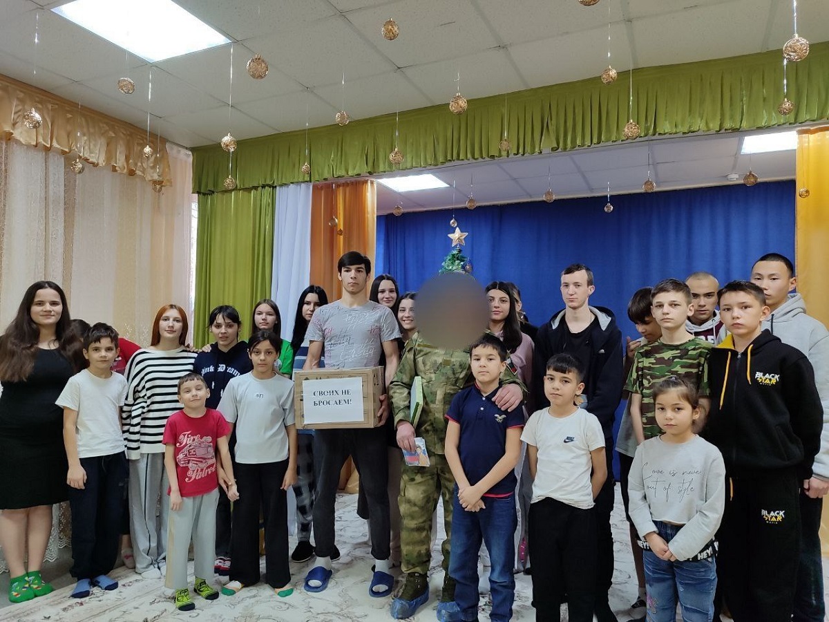 Астраханские дети передали бойцу СВО Руслану трогательные письма на передовую