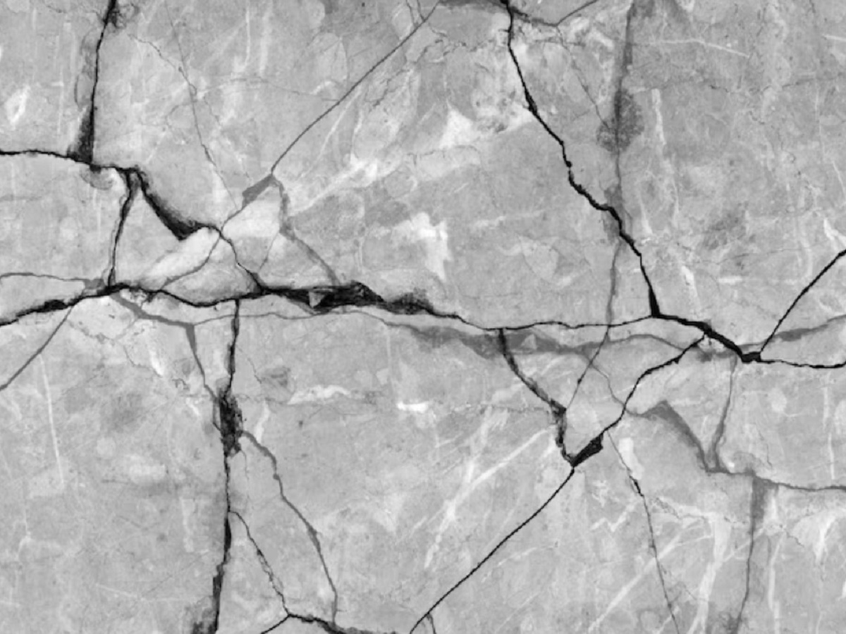 Бастрыкин инициировал проверку по жалобе жильцов разрушающегося дома в Астрахани