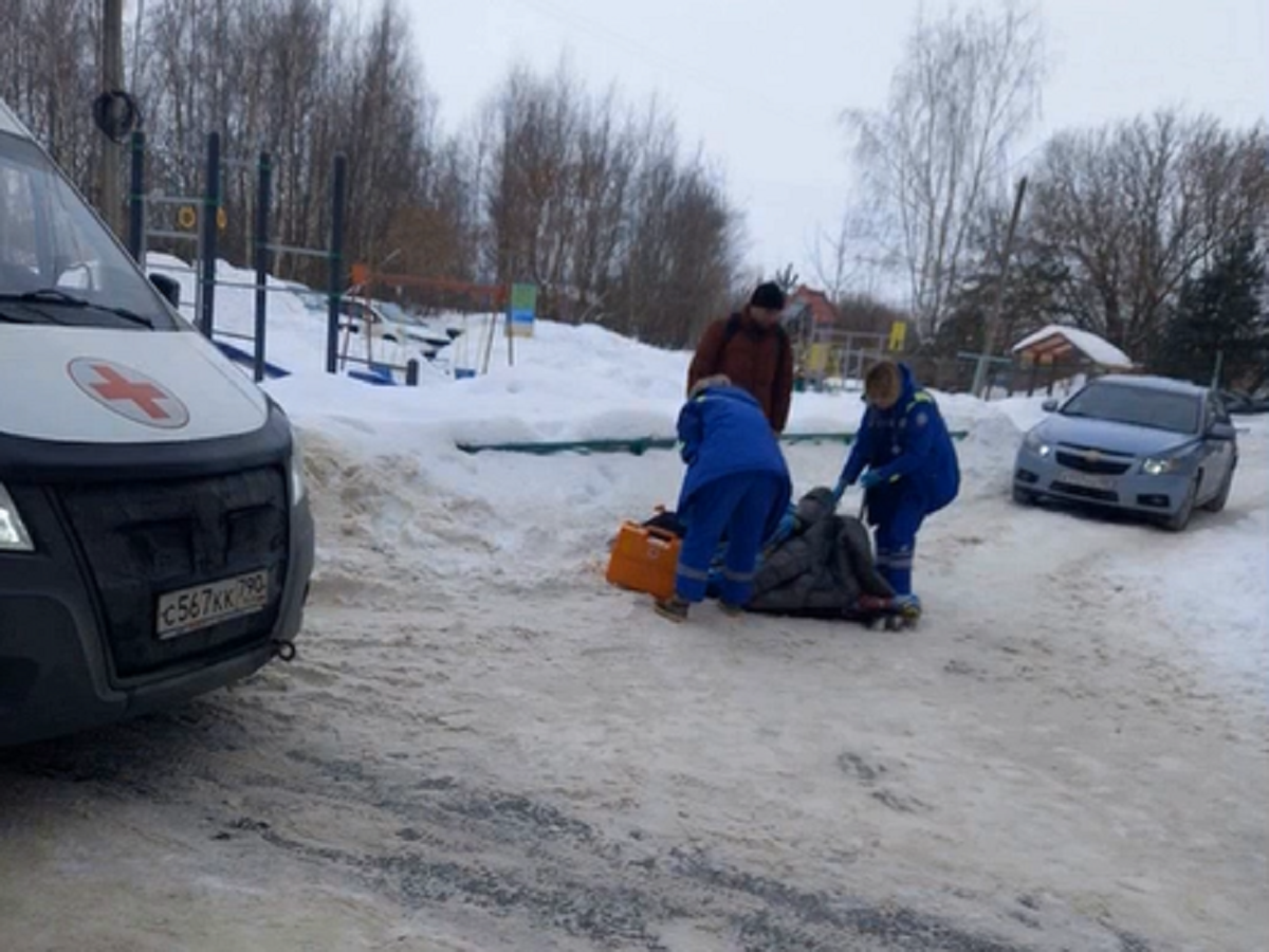 Беременная женщина на 9 месяце сломала ногу на скользком тротуаре в Подмосковье
