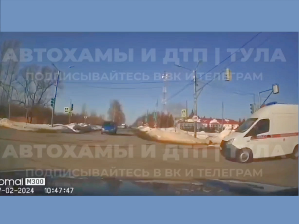 В Тульской области в ДТП со скорой на перекрестке пострадал ребенок