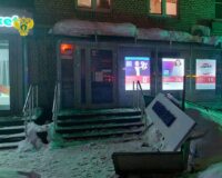 Четырехметровый щит упал женщине на голову