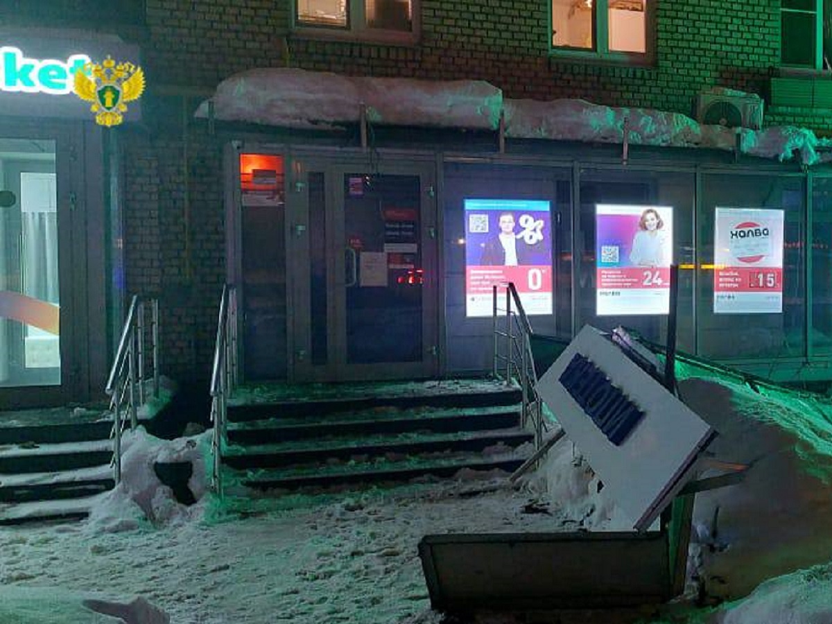 Четырехметровый щит упал женщине на голову