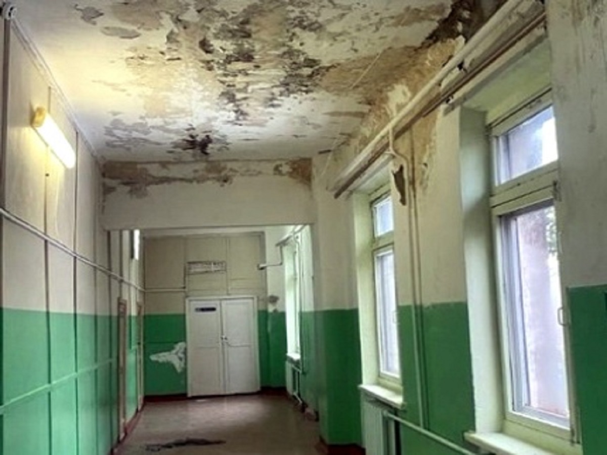 В Тамбовской области возбудили дело из-за гниющих в школе стен и потока