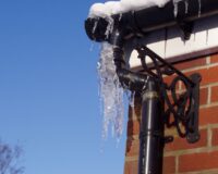 В Рязани на улице Циолковского с крыши на местную жительницу упала большая сосулька