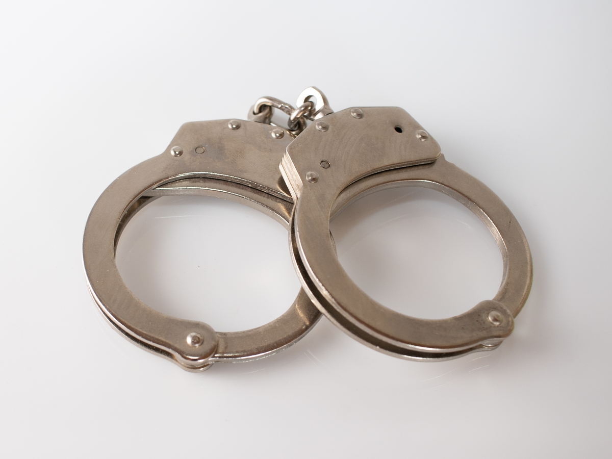 В Челябинской области влюбленная пара забавлялась с наручниками и застряла в них