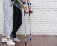 с костылем два