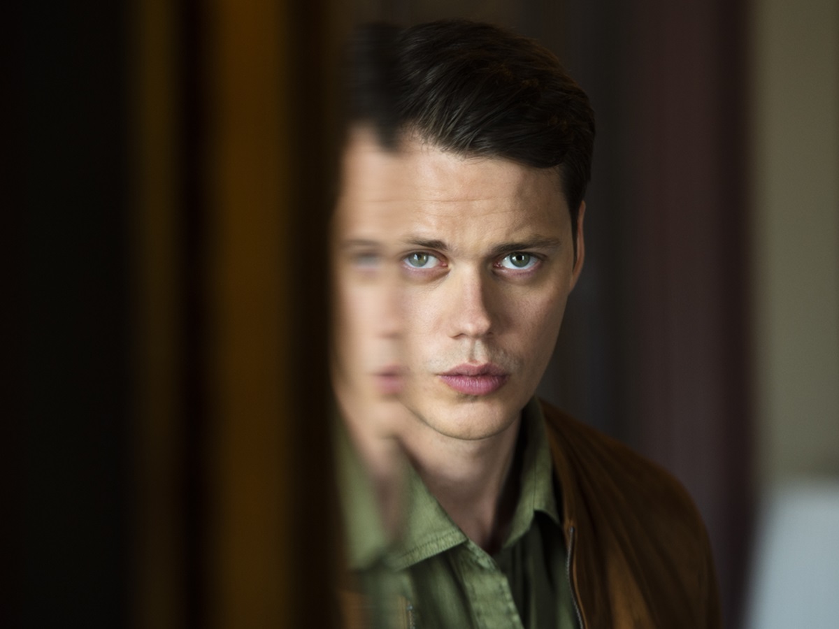 Клоун из "Оно" примерял новый образ: вышел трейлер нового фильма с Биллом Скарсгардом