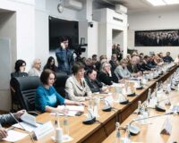 Книжную полку закрепят надежно