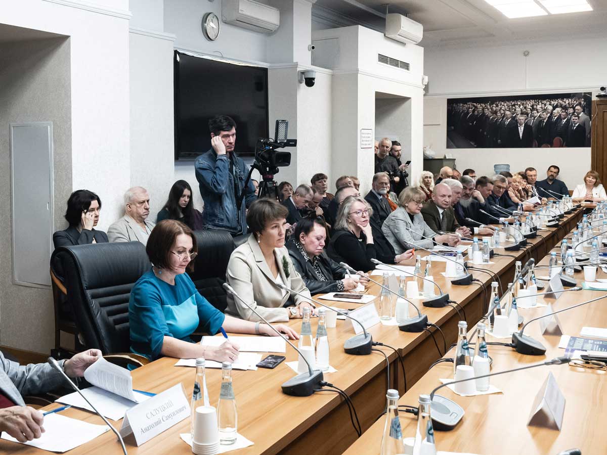 Книжную полку закрепят надежно