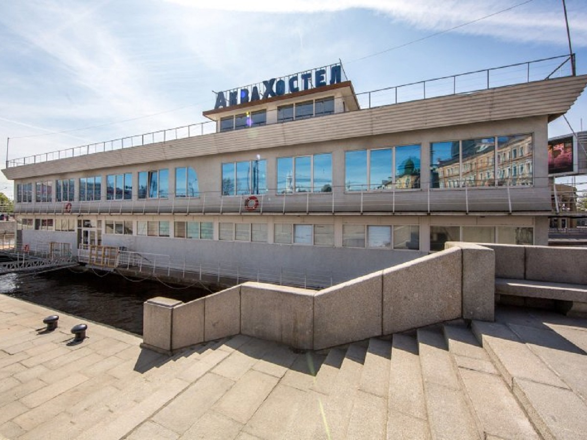 Люди проснулись от воды на полу