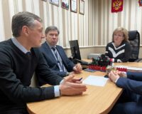 Михаил Васильев во время встречи с Ларисой Тутовой