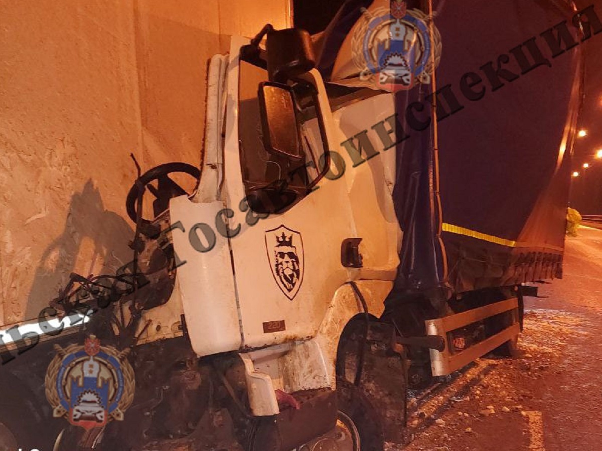 На трассе в Тульской области фура врезалась в припаркованный большегруз