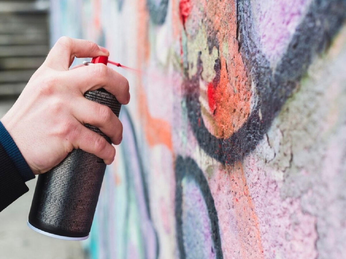 Надругавшийся над зданием вокзала в Кинешме вандал приговорён к работам