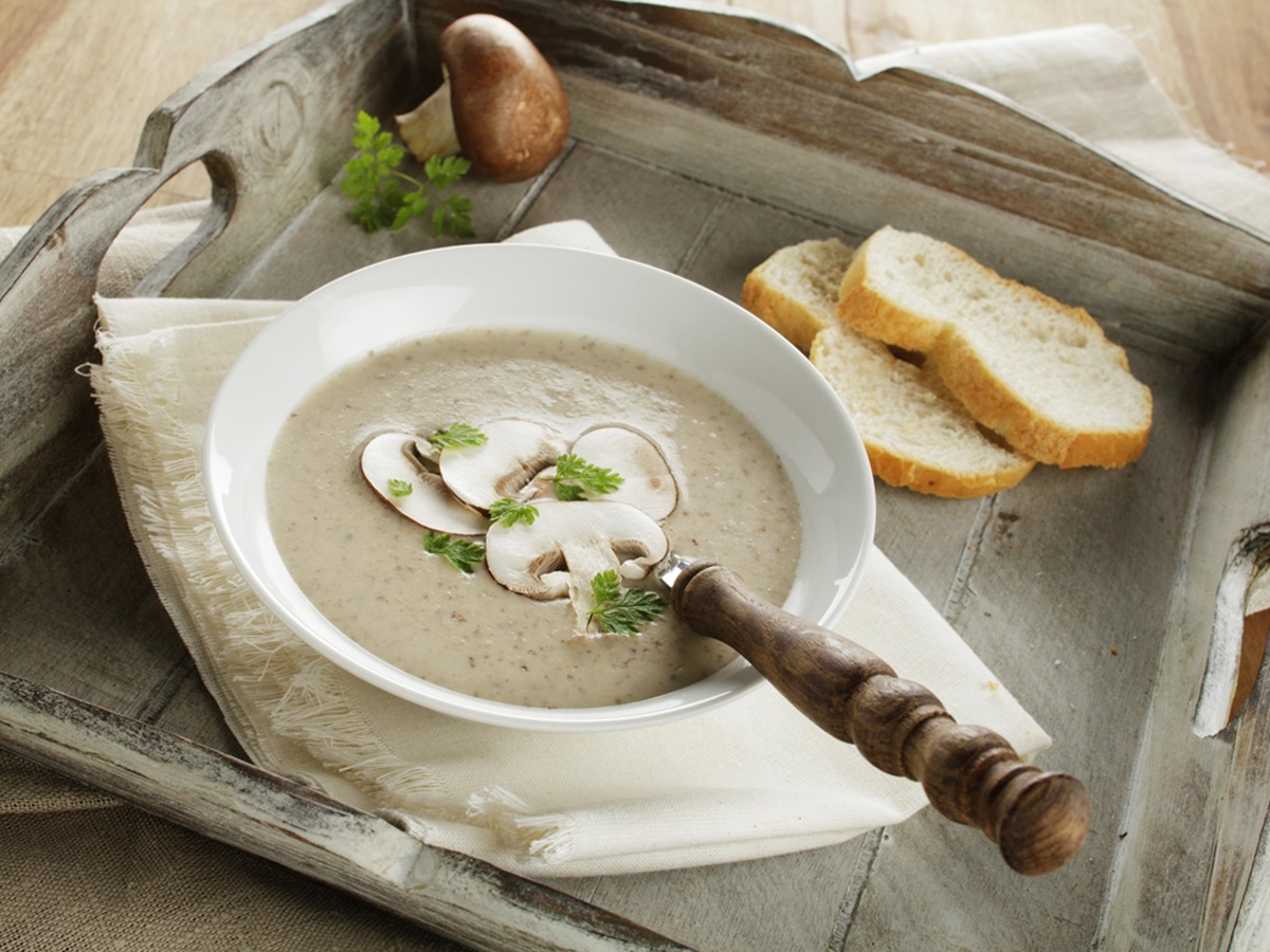 О борще забудете надолго: грибной суп во французском стиле заставит гостей просить добавки