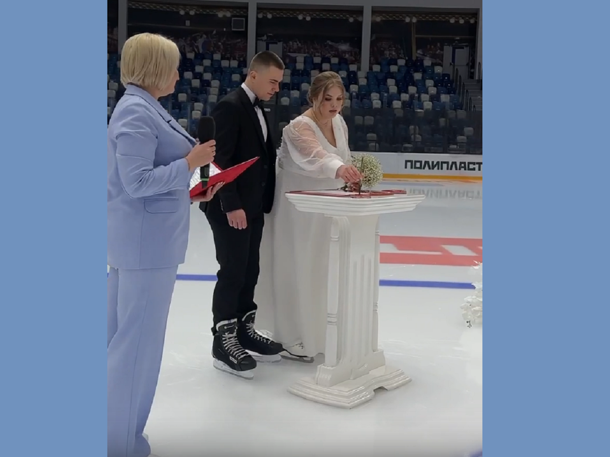 Пара влюбленных решила сыграть свадьбу на катке