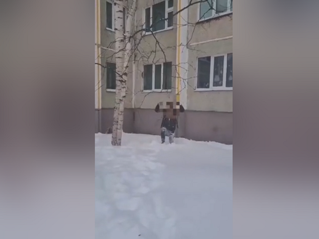 Комната в американском доме. Детская игровая комната в доме. Деревянная мансарда интерьер. Мансардная комната. Деьская комната вдеревянном жоме.