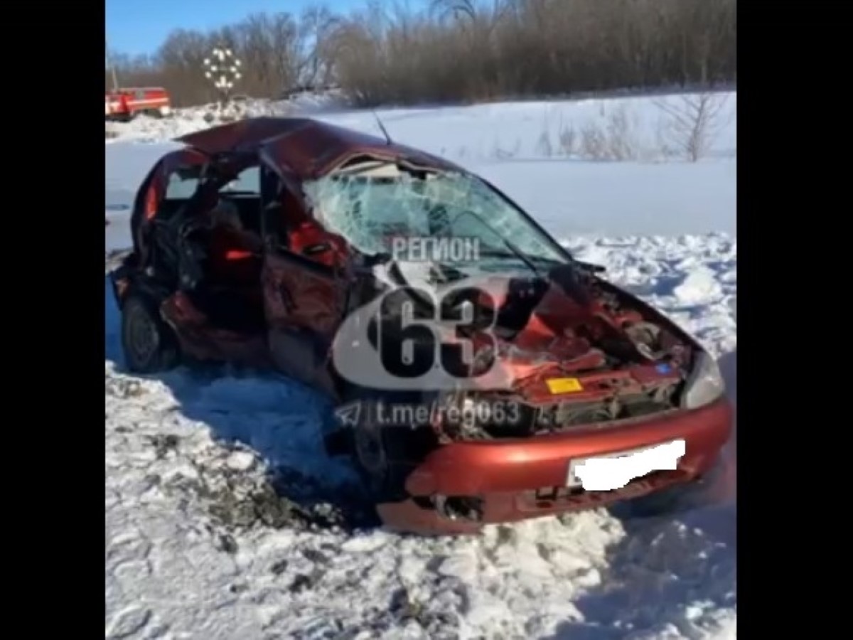 поезд снес машину